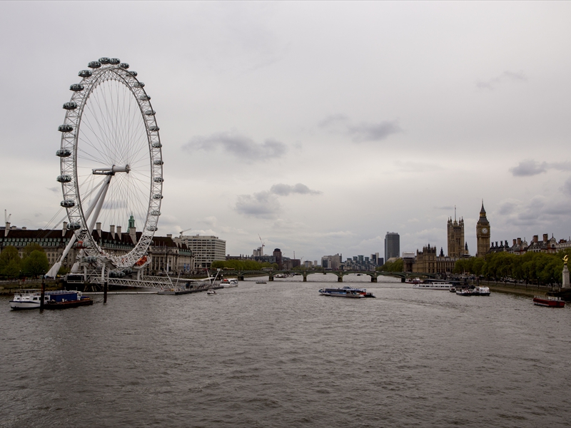 Thames vanaf Hungerford Bridge met London Eye, Houses of Parliament en Big Ben