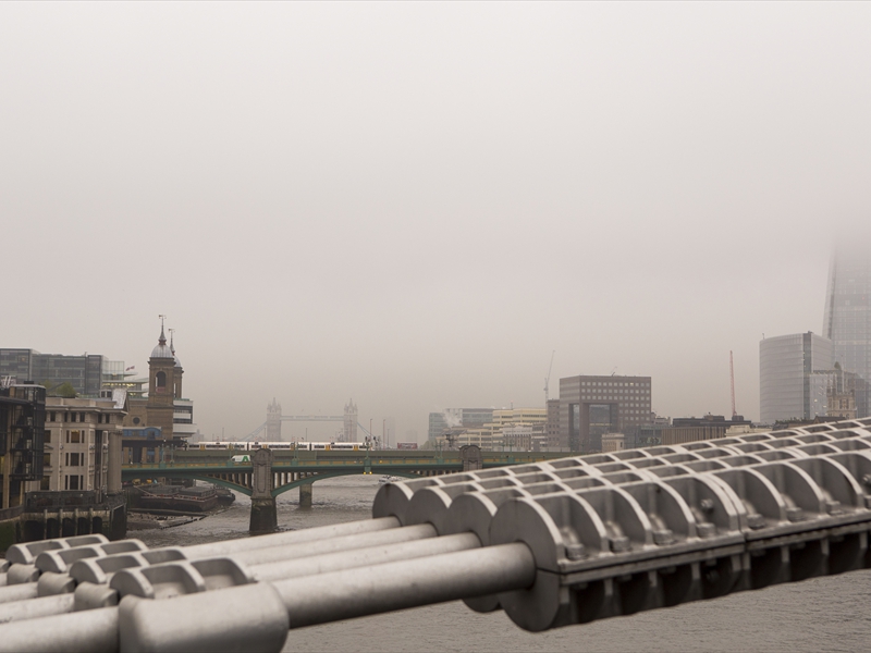 Millenium Bridge zicht op Tower Bridge